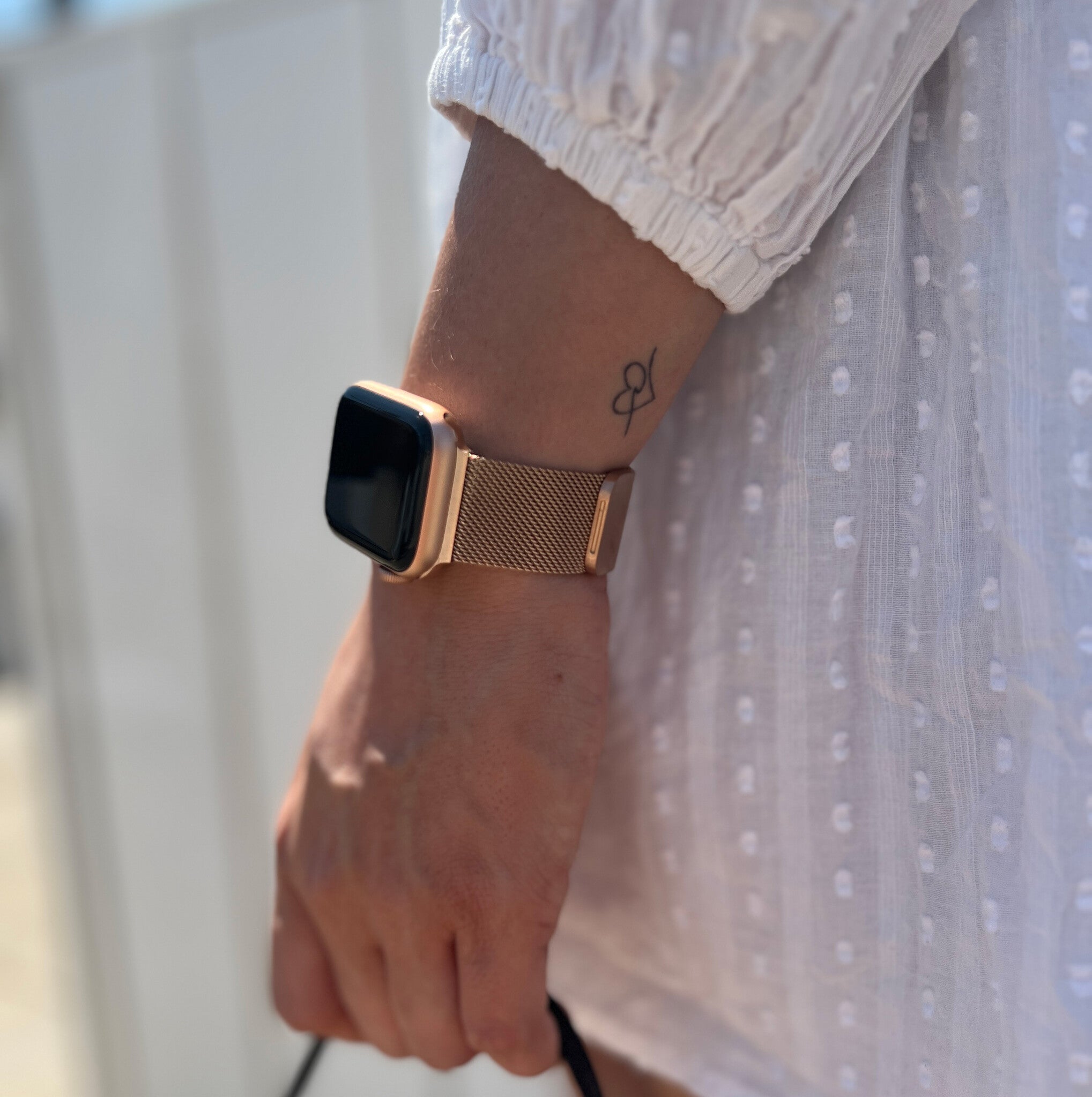Classic Rose Gold Milanese Strap For Apple Watch With Elegant Finish